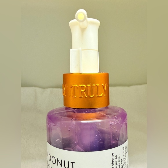 Truly Glazed Donut Body Cleanser Buttercream Tonka Toasted Vanilla - 8 oz - NEW - Picture 2 of 3